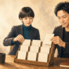 大山裕介とアンナが9つのエッセイをラックに並べる様子｜今日のエッセイ・ラック Vol.28
